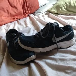Nike 6 y women's 8 running shoe